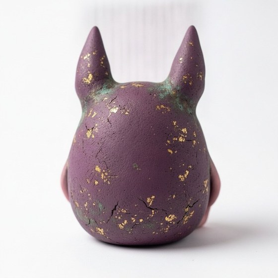 Plux von hinten – tiefviolette Oberfläche mit feinen Rissen und Goldflecken